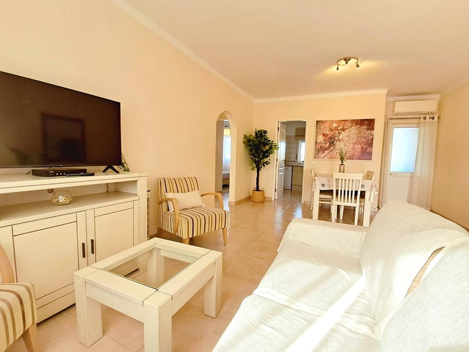Communal lounge/ TV room, Living room, Meals