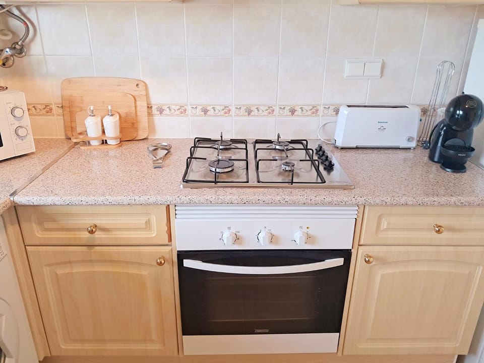 Coffee/tea facilities, oven, stove, toaster