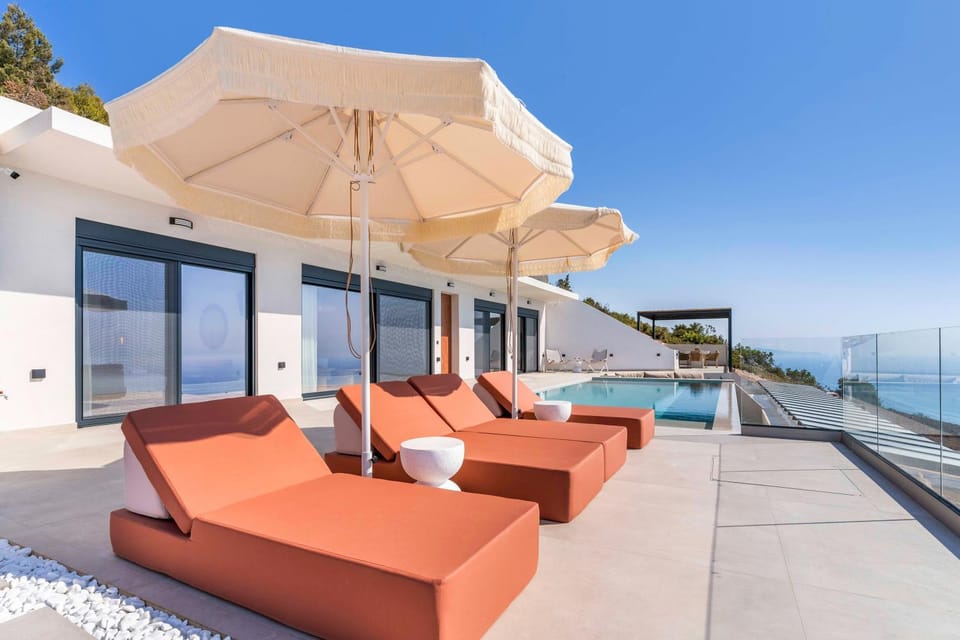 Property building, Balcony/Terrace, Swimming pool, sunbed