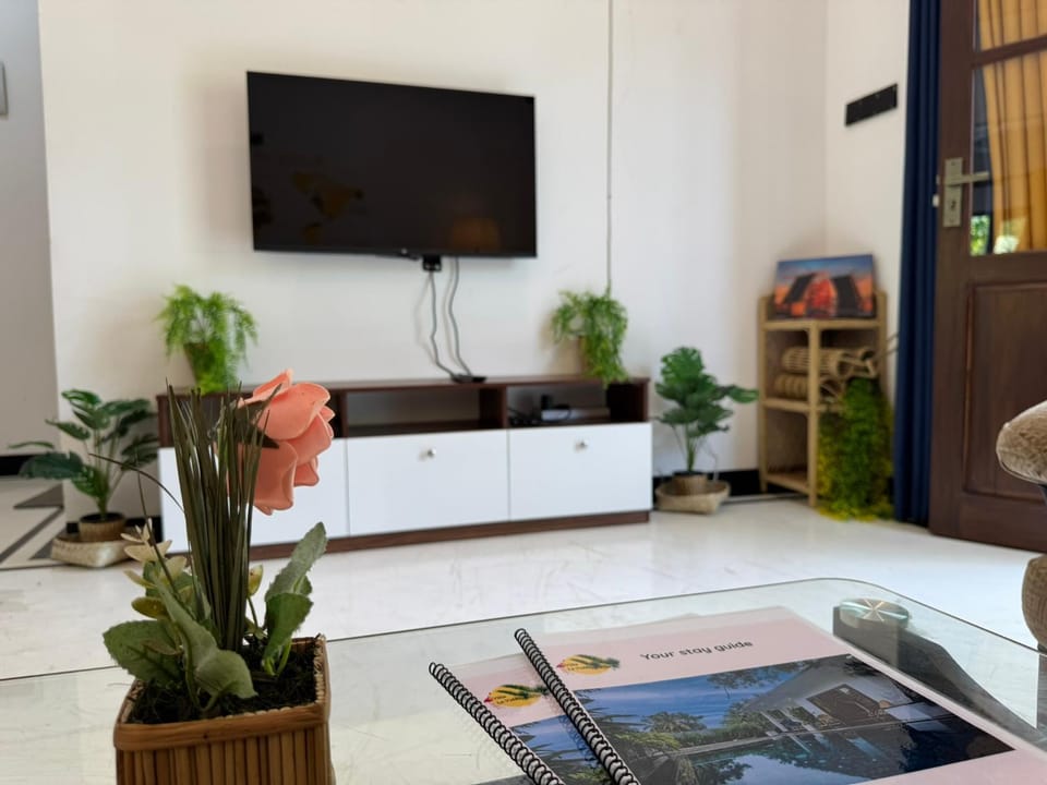 Communal lounge/ TV room, TV and multimedia, Living room, Seating area