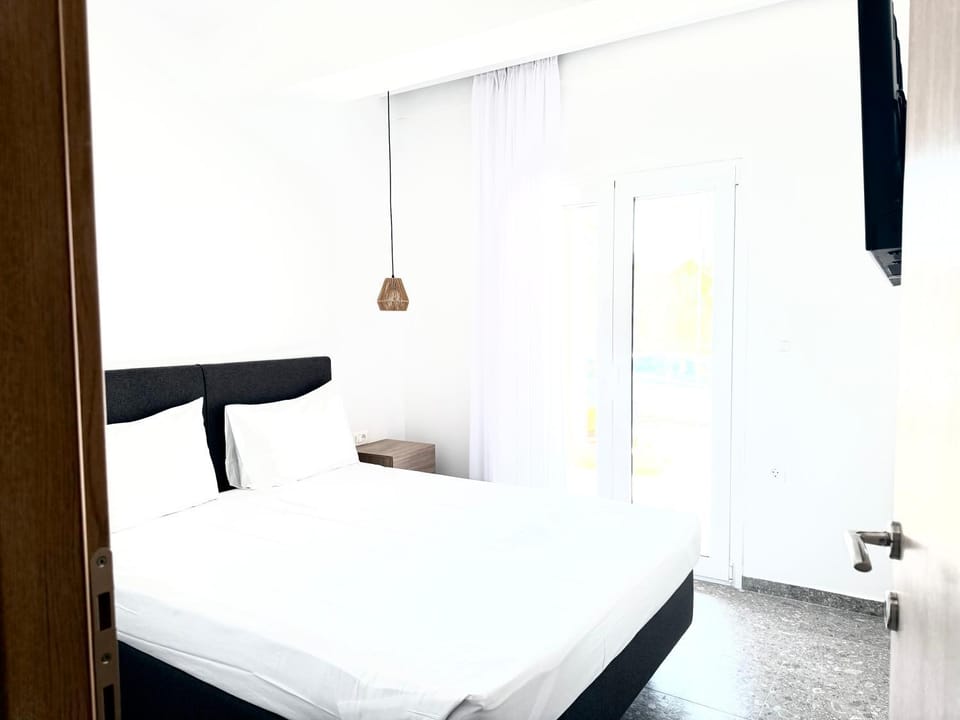 Bed, TV and multimedia, Bedroom