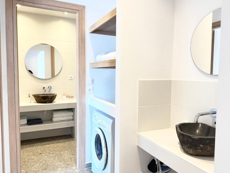 Bathroom, towels, washing machine