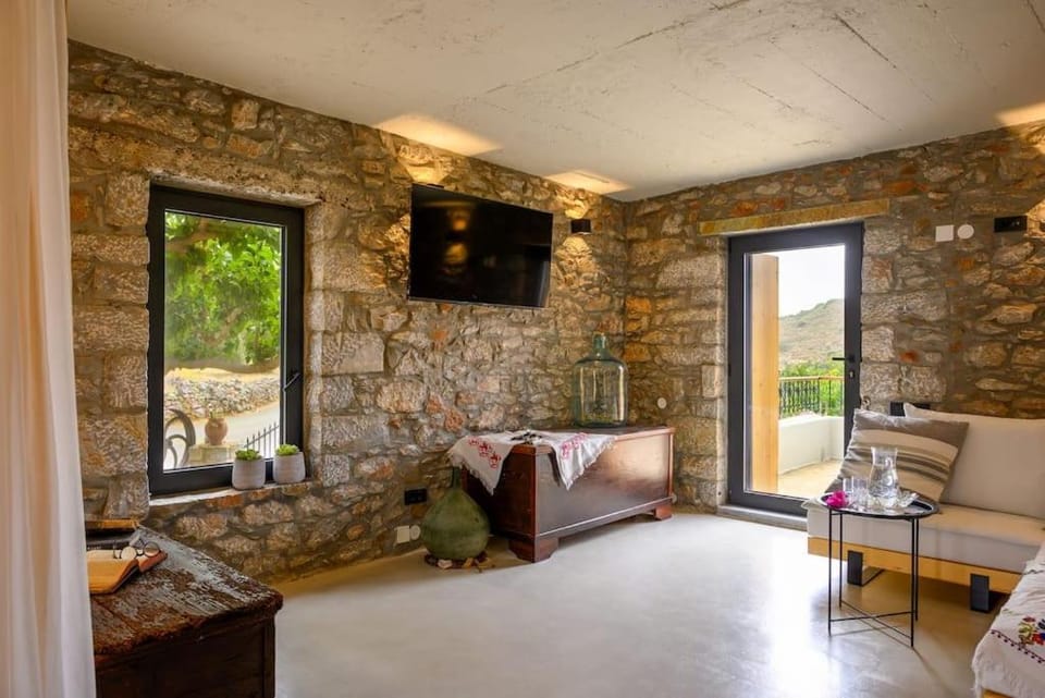 TV and multimedia, Living room, Photo of the whole room, Seating area, Bedroom