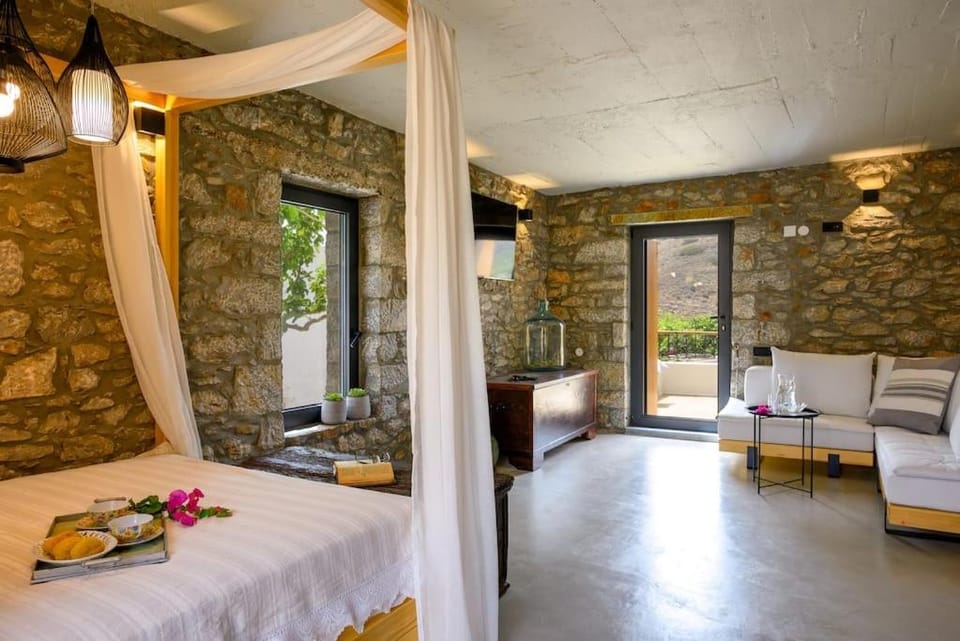 Bed, Living room, Photo of the whole room, Seating area, Bedroom, towels