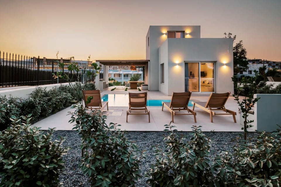 Property building, Restaurant/places to eat, Swimming pool, Breakfast