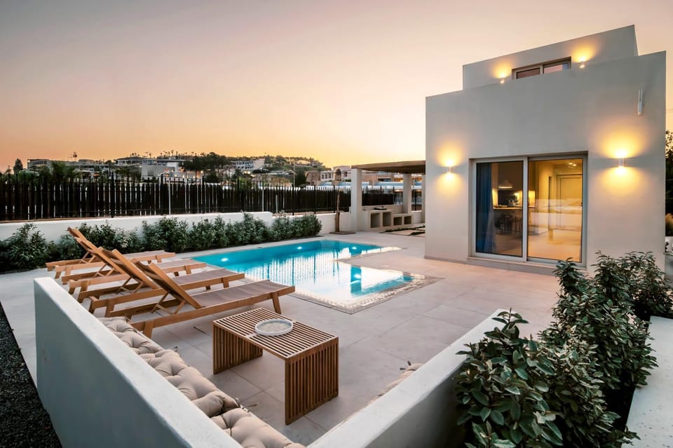 Property building, Restaurant/places to eat, Swimming pool, Breakfast