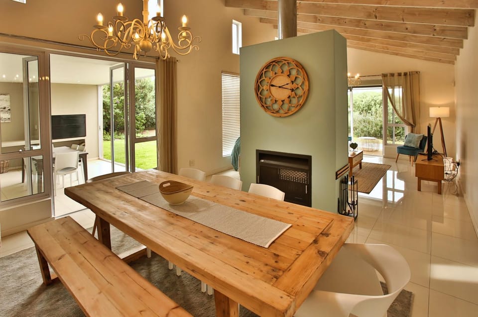 Dining area, fireplace