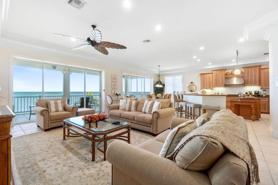 Crystal Seashore, Gorgeous 4 Bed, 5 Bath Beachfront Family Pool House House in Bonita Springs