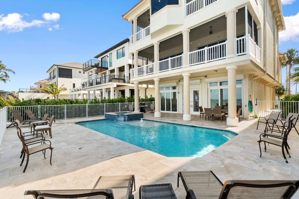 Crystal Seashore, Gorgeous 4 Bed, 5 Bath Beachfront Family Pool House House in Bonita Springs