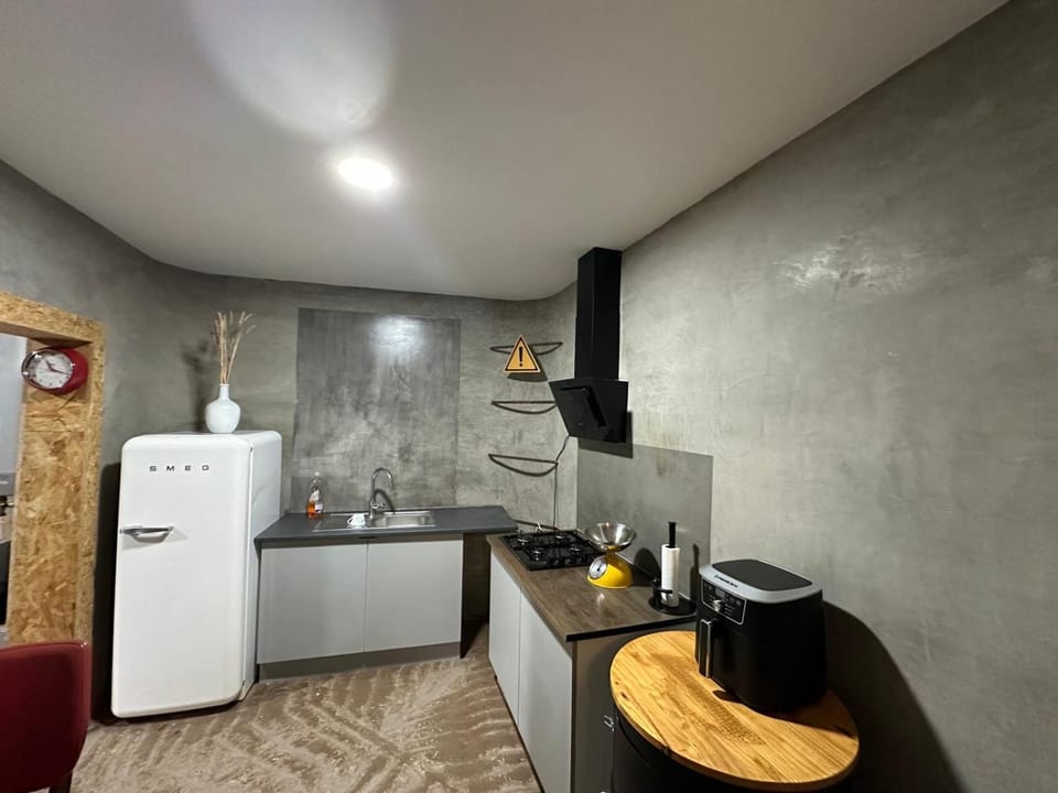 Kitchen or kitchenette, dishwasher