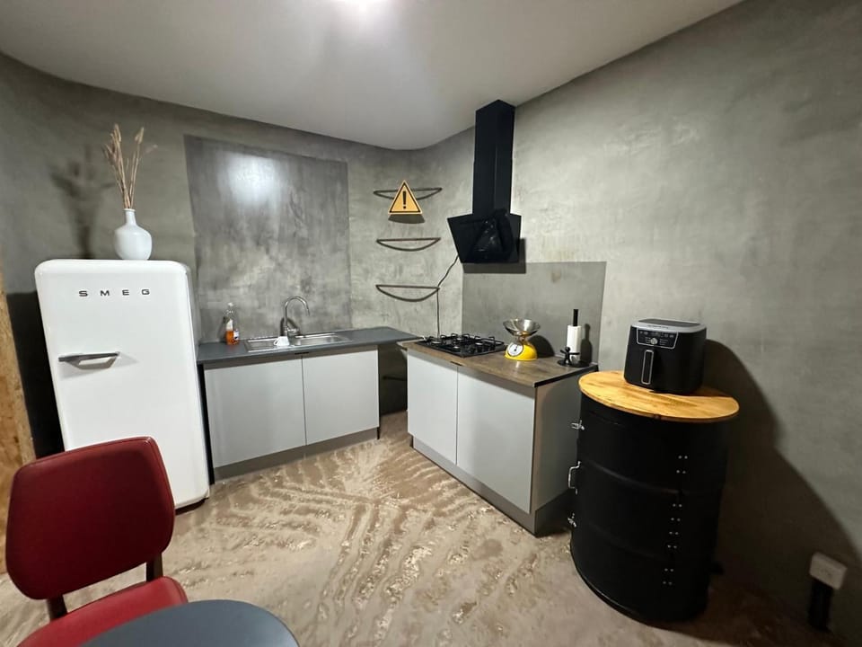 Kitchen or kitchenette, minibar, stove
