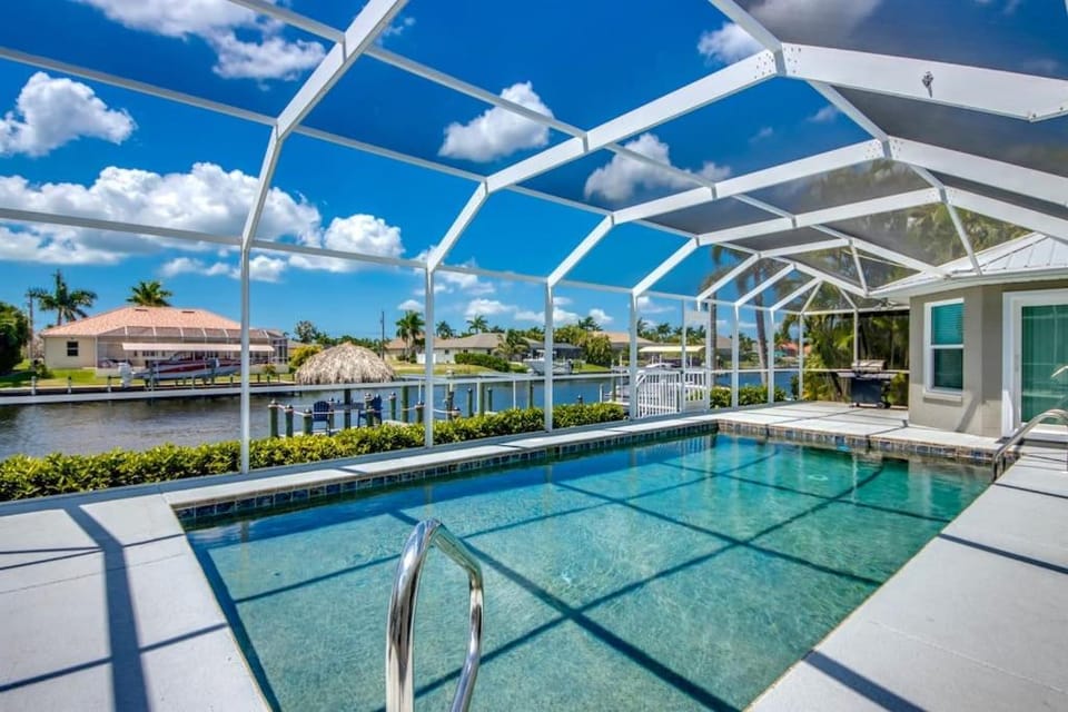 CoralVilla Tropical Breeze - pool, good boat location, BBQ, Tiki hut House in Cape Coral