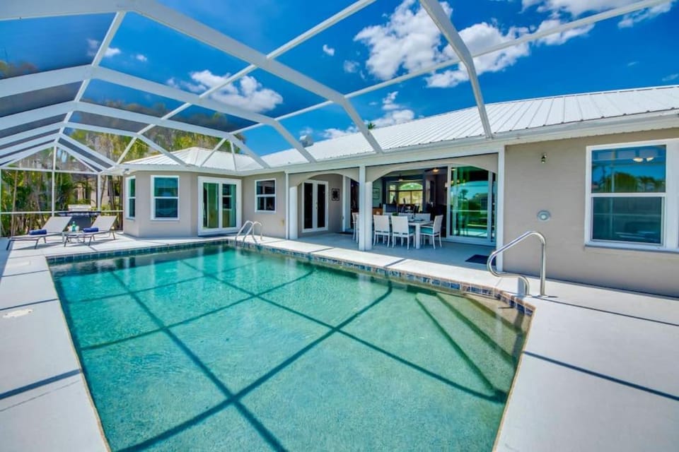 CoralVilla Tropical Breeze - pool, good boat location, BBQ, Tiki hut House in Cape Coral