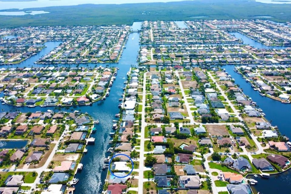 CoralVilla Tropical Breeze - pool, good boat location, BBQ, Tiki hut House in Cape Coral