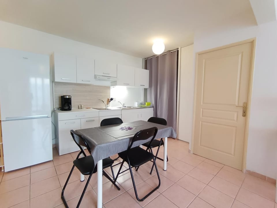 Kitchen or kitchenette, Dining area, stove