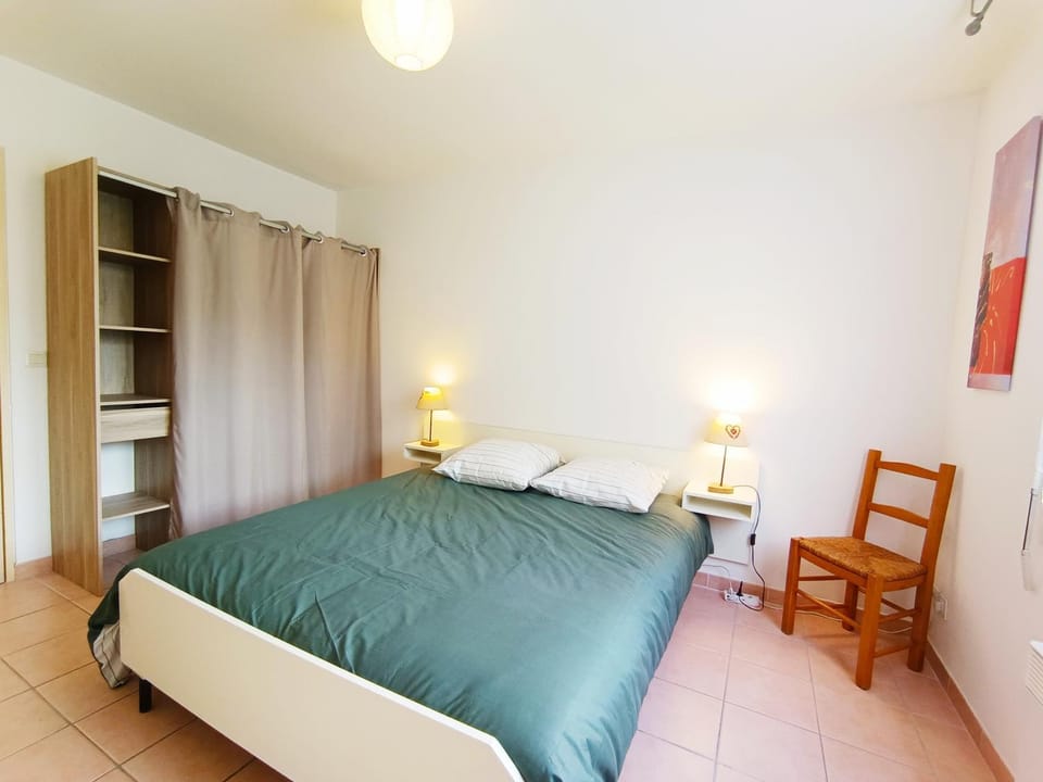 Photo of the whole room, Bedroom, storage, wardrobe