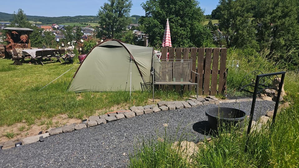 Unser Igluzelt "Iglubert"" Camping im Privatgarten mit Lutzmatratze und Komfort Schlüchtern Main-Kinzig Campground/ 
RV Resort in Hesse