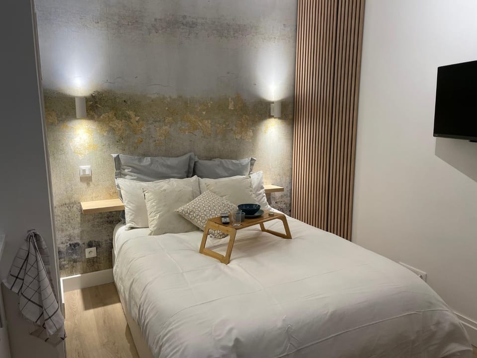 Bed, TV and multimedia, Photo of the whole room, Bedroom