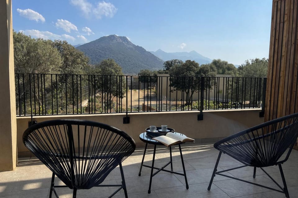Patio, Day, Natural landscape, View (from property/room), Balcony/Terrace, Mountain view