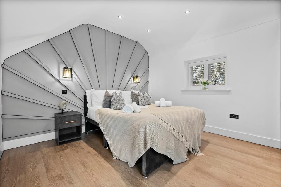 Bed, Bedroom, towels