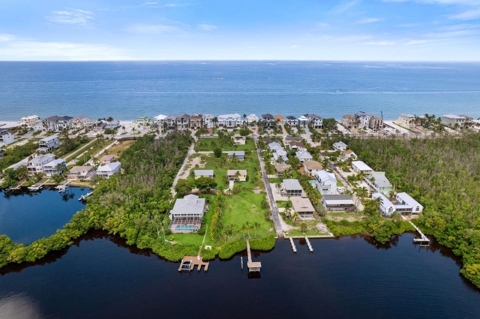 Bonita Beach Getaway, 2 Bed, 2 Bath Couples Beach Escape House in Bonita Springs