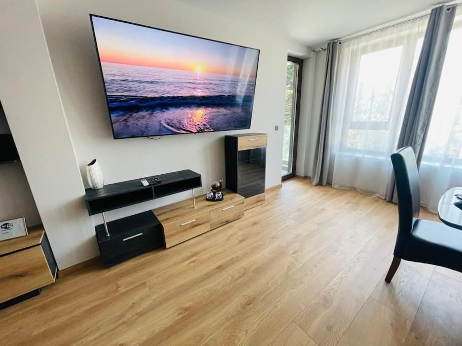 Communal lounge/ TV room, TV and multimedia, Living room, Seating area, Evening entertainment