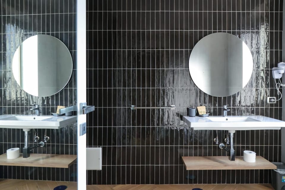 Bathroom, towels