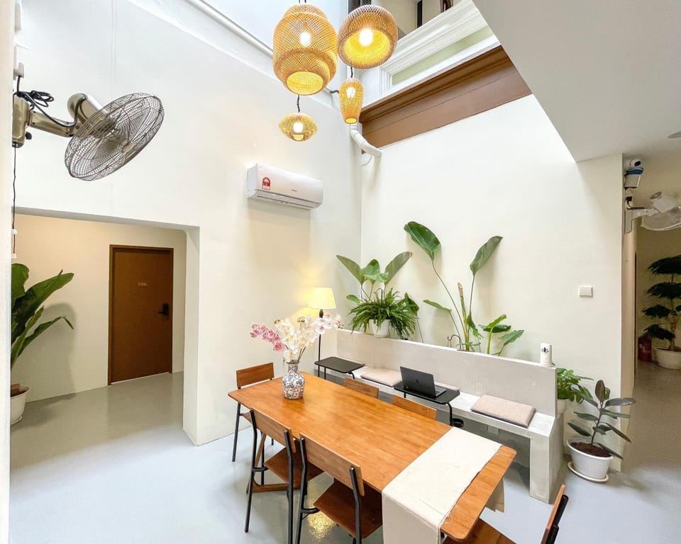 Living room, Seating area, Dining area, air conditioner