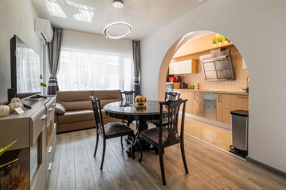 Kitchen or kitchenette, Living room, Seating area, Dining area