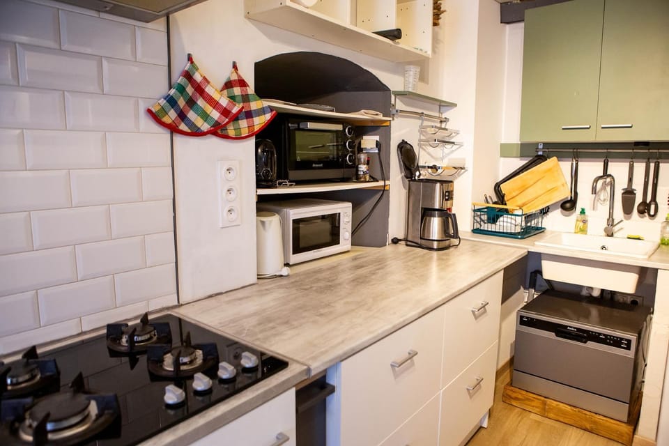 Coffee/tea facilities, dishwasher, oven, stove