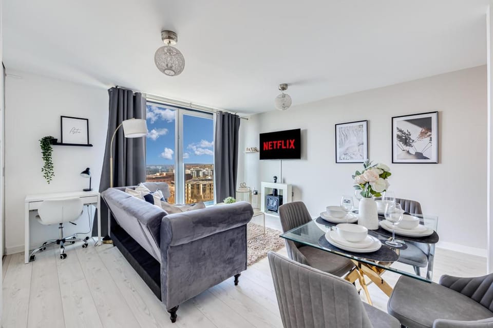 TV and multimedia, Living room, Seating area, Dining area
