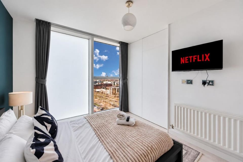 Bed, TV and multimedia, Bedroom, towels