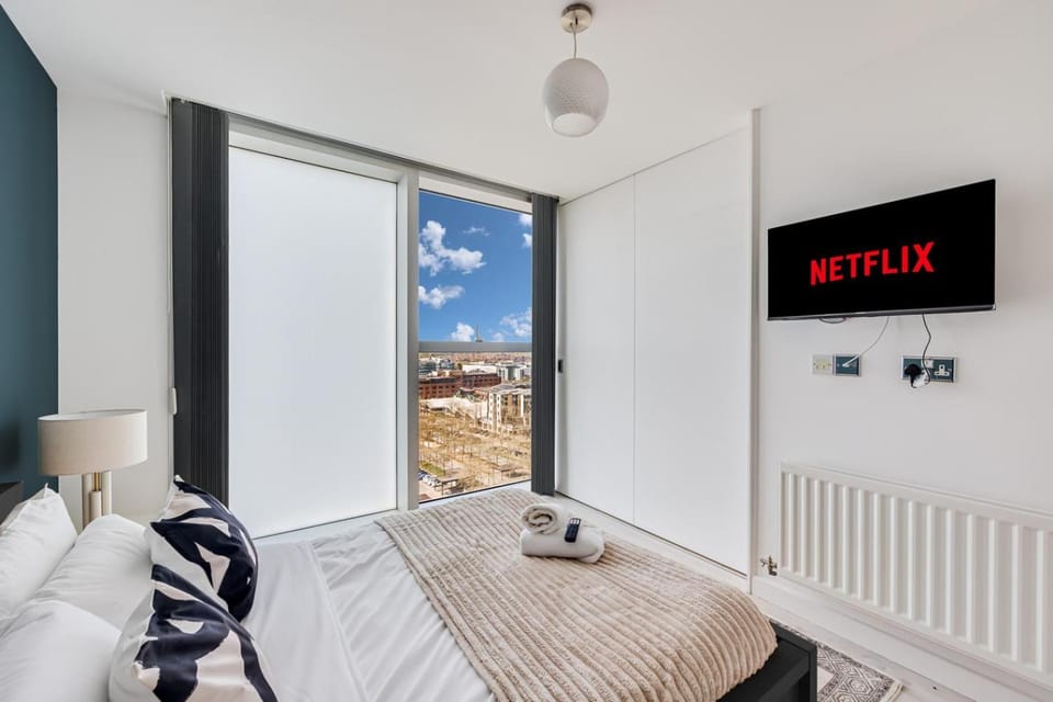 Bed, TV and multimedia, View (from property/room), Bedroom