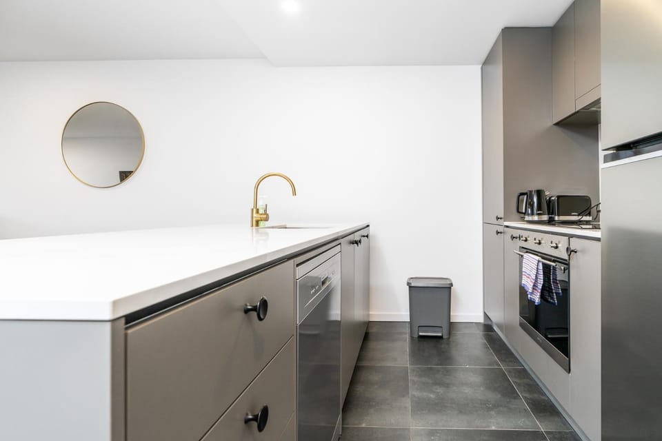 Kitchen or kitchenette, dishwasher, minibar, oven, stove