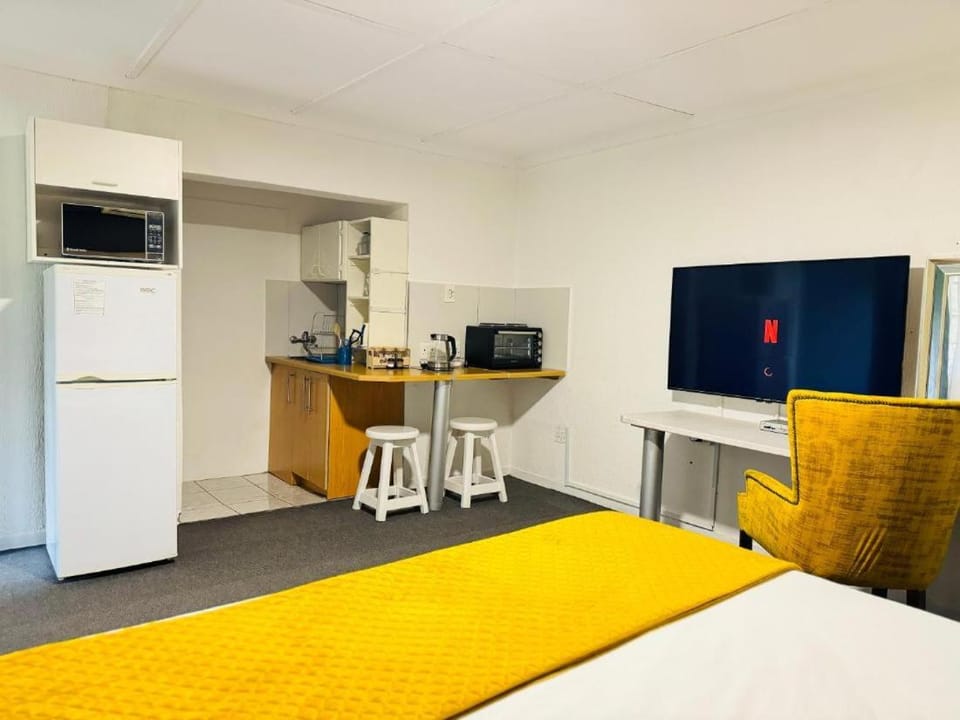 Bed, TV and multimedia, Bedroom, kitchen