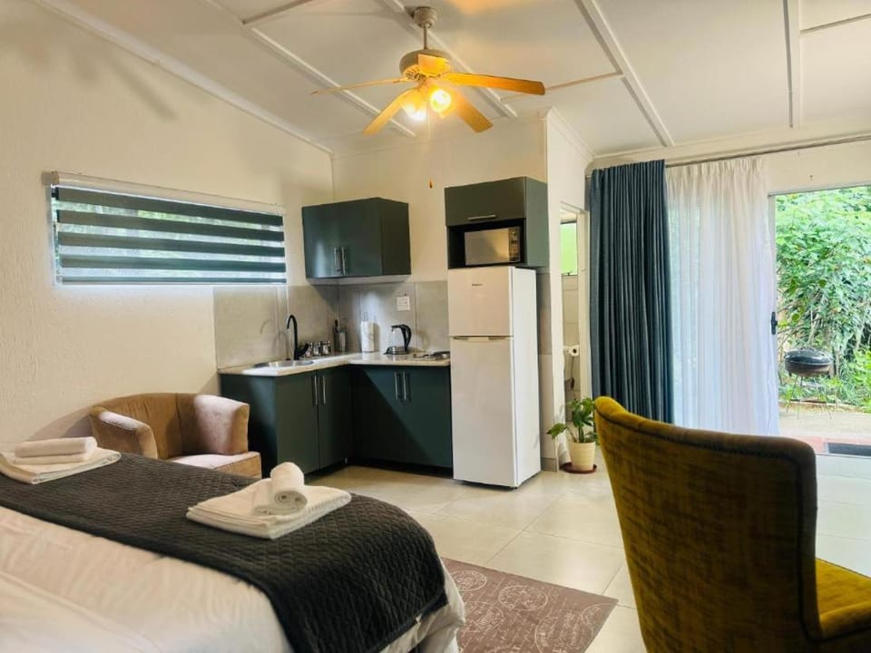 Bed, Bedroom, kitchen