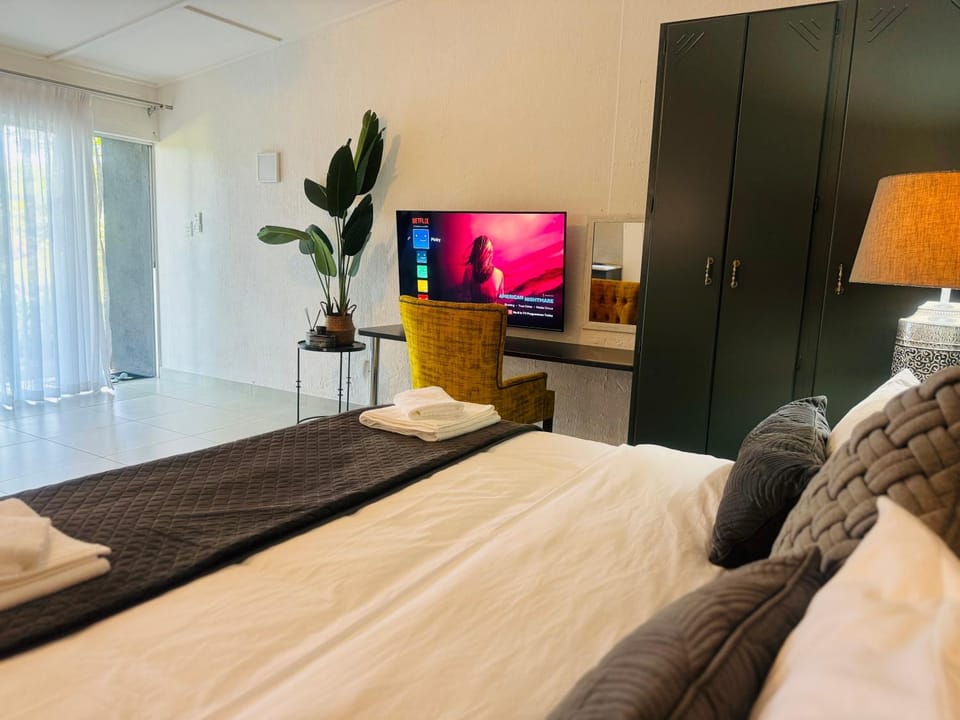Bed, TV and multimedia, Bedroom