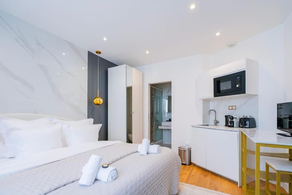 Bed, TV and multimedia, Kitchen or kitchenette, Photo of the whole room, Bedroom