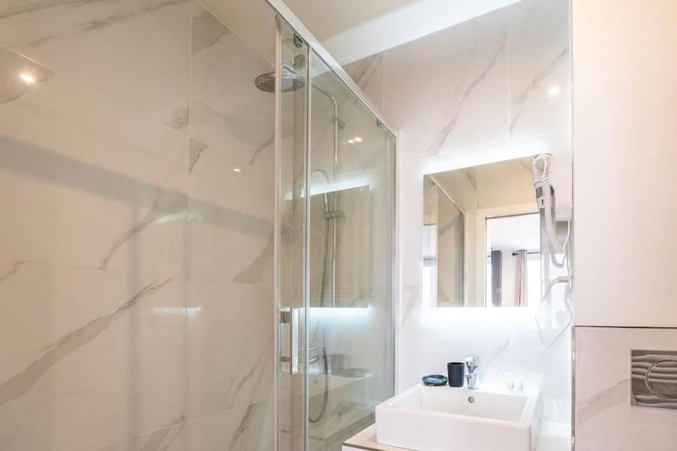 Shower, Bathroom, towels
