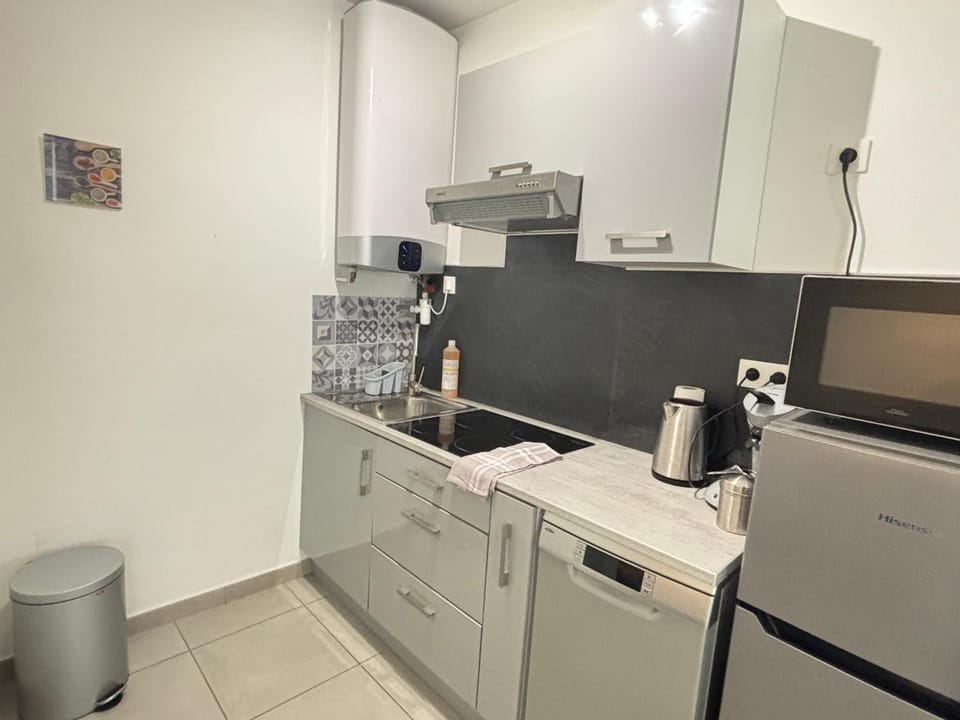 Kitchen or kitchenette, dishwasher, stove