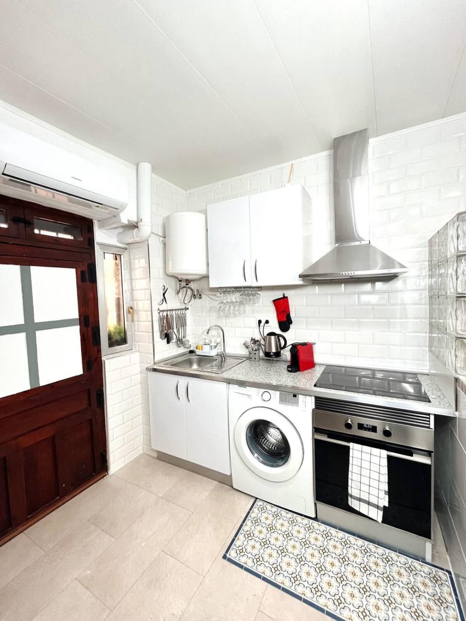 Kitchen or kitchenette, stove, washing machine