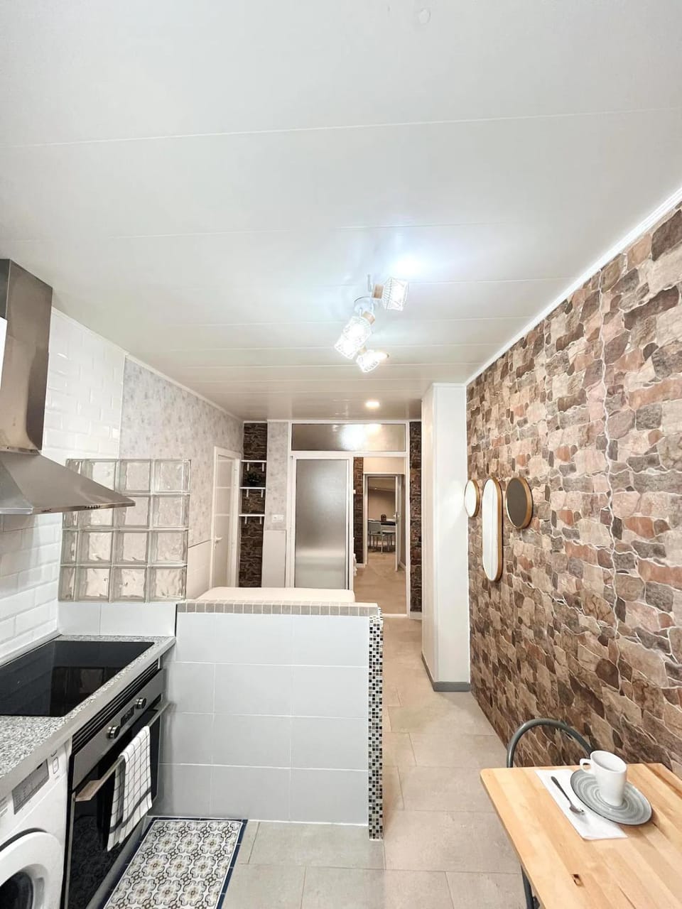 Kitchen or kitchenette, Dining area, oven