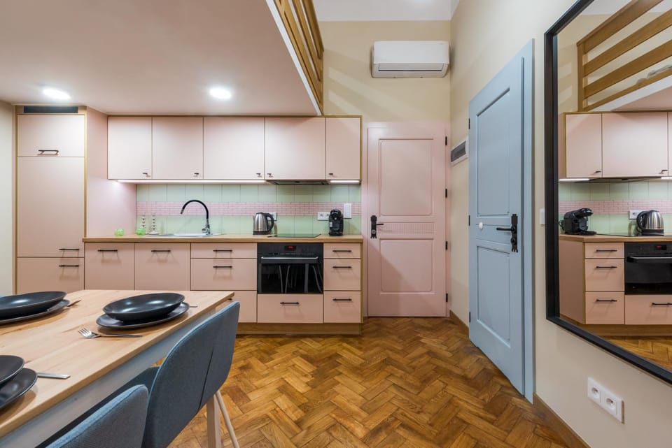 Kitchen or kitchenette, dishwasher, stove