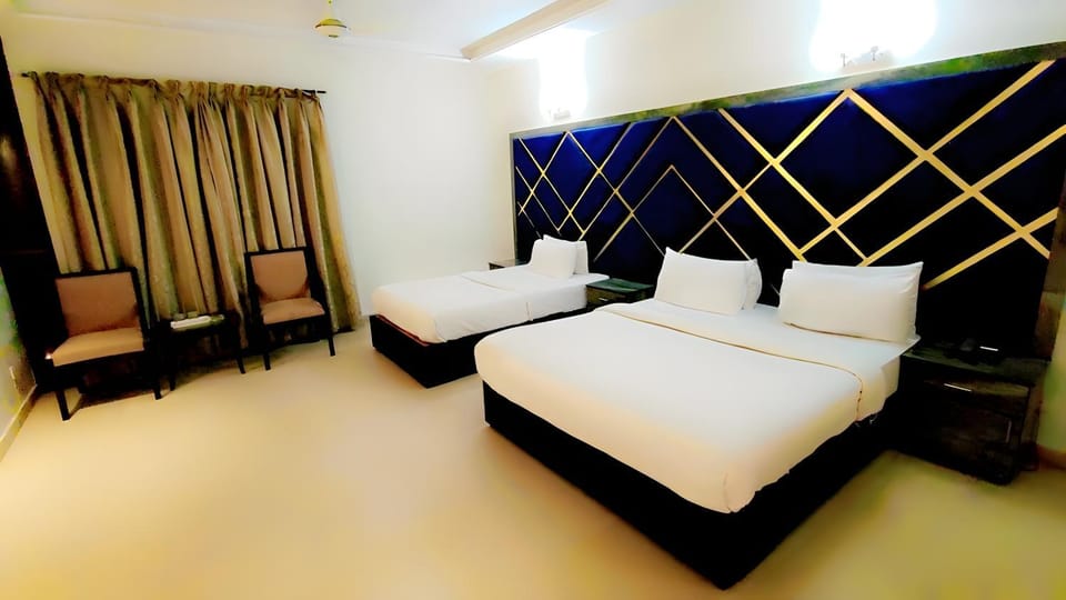 Bed, Living room, Photo of the whole room, Seating area, Bedroom