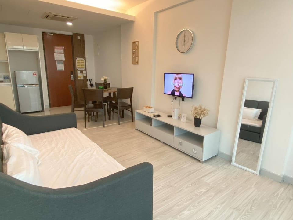 TV and multimedia, Living room, Seating area, Dining area