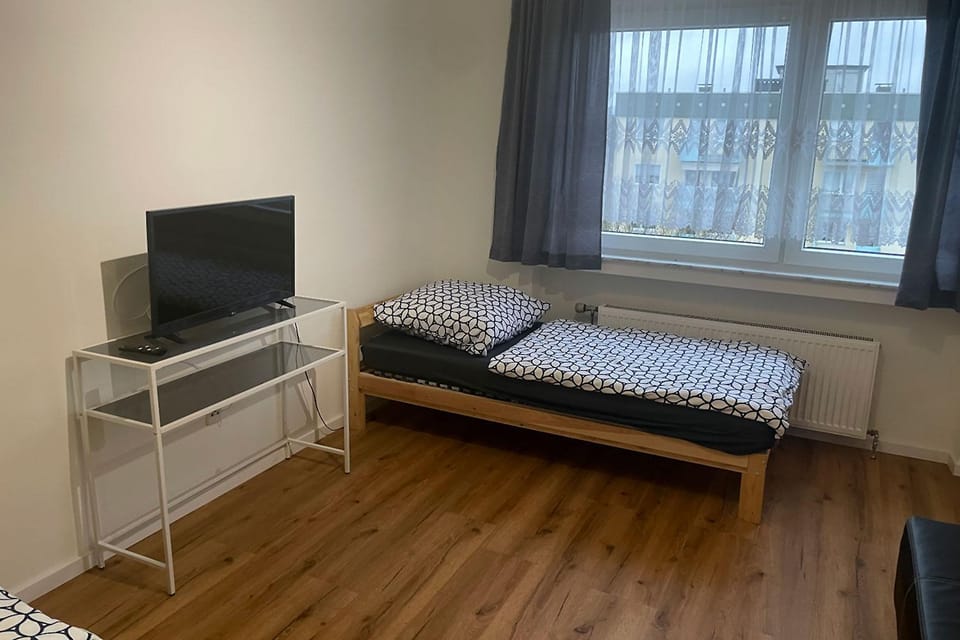 Bed, TV and multimedia, Photo of the whole room, Bedroom