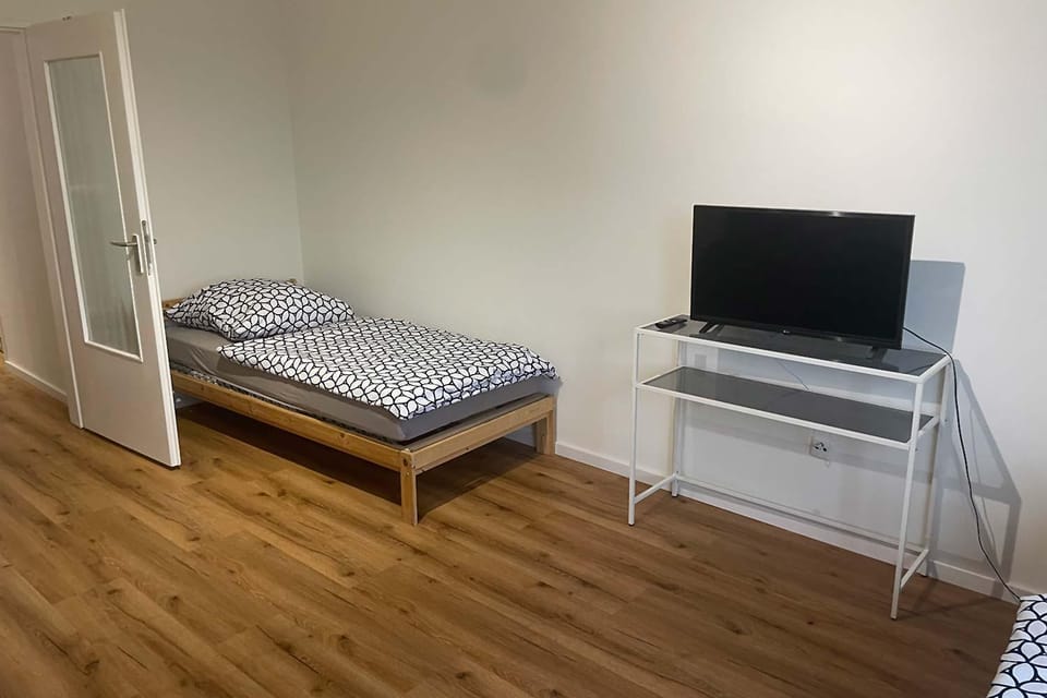 Bed, TV and multimedia, Photo of the whole room, Bedroom