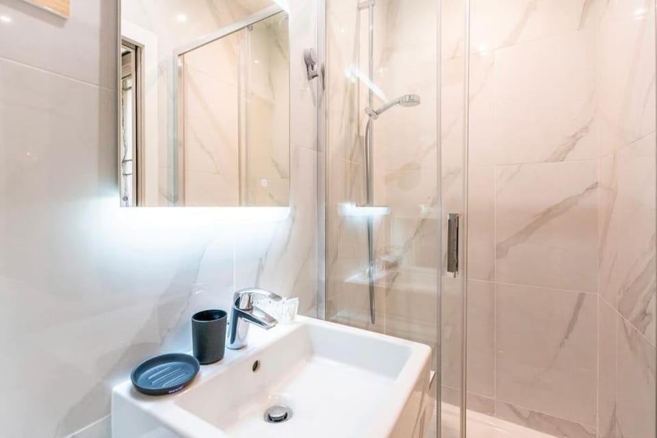 Shower, Bathroom, towels