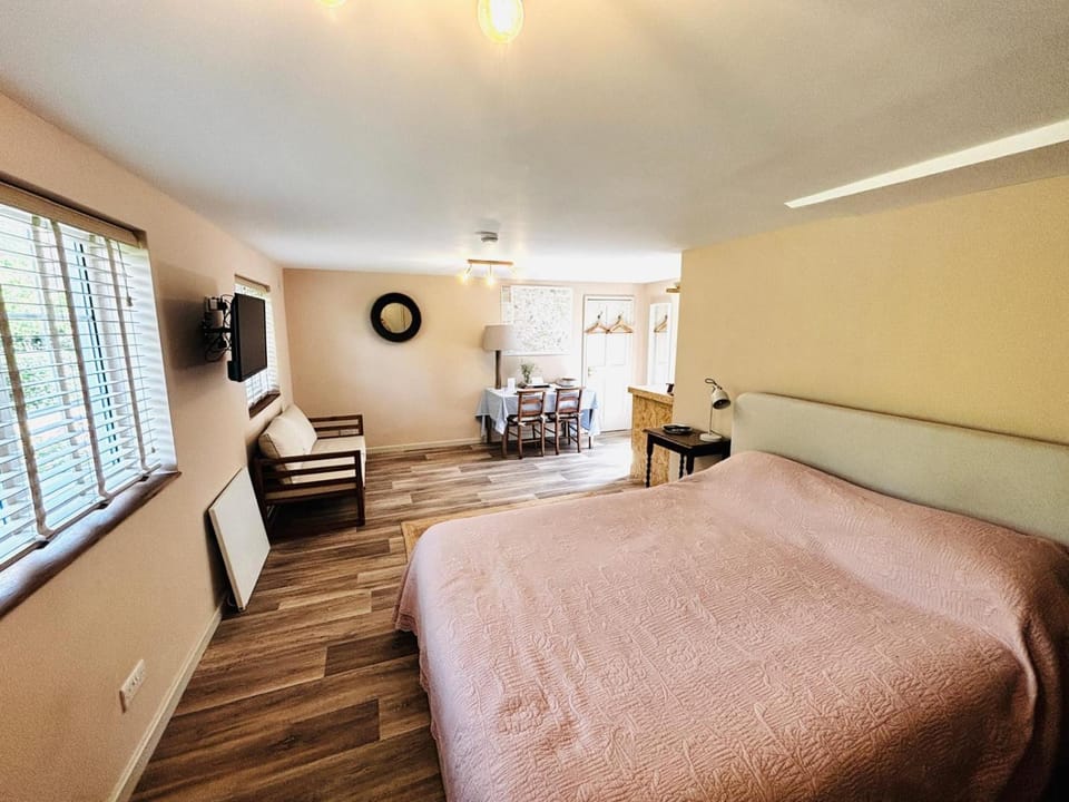 Bed, TV and multimedia, Photo of the whole room, Seating area, Bedroom