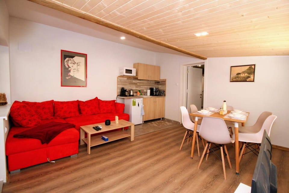 Kitchen or kitchenette, Living room, Seating area, Dining area, pet friendly